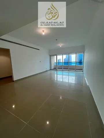 شقة غرفتين وصالة بإطلالة بحرية للإيجار في الشارقة الخان داخل برج راقٍ مع مرافق فاخرة وباركن مجاني وقريب من جميع الخدمات