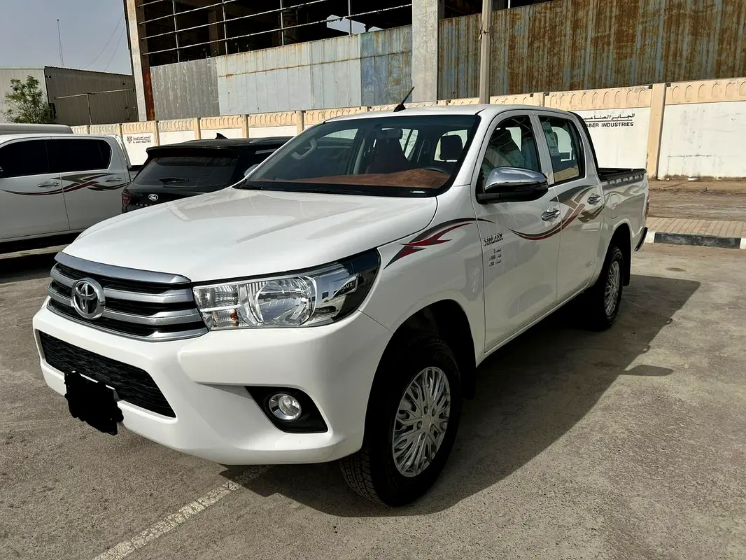 Toyota Hilux 2025 — photo 1 of 8