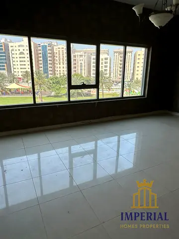 🏡 شقة عائلية مثالية في المجاز 3 بإطلالة بحرية مباشرة، مساحة كبيرة، خالية وجاهزة مع موقف سيارة وسعر منافس