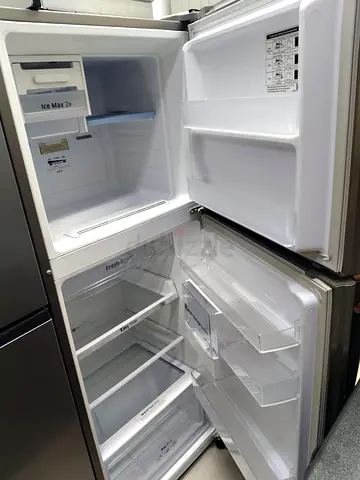 Samsung fridge 360 liter like new condition price 850 AED
