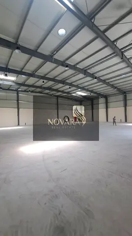 مجمع صناعي للإيجار السنوي في الصجعة الشارقة، مساحة 24500 قدم، مستودع 10000 قدم، كهرباء 183 ك.و، السعر 1,100,000 درهم سنويًا.