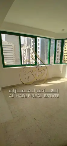 شقة 3 غرف وصالة في المجاز 2 مع بلكونة وغرفة ماستر، صيانة مجانية، قريبة من الكورنيش والخدمات، مناسبة للعائلات، الدفع 6 دفعات