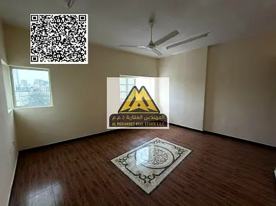 شقة غرفة وصالة للإيجار السنوي في الراشدية 1 عجمان، تقع على شارع الميناء مقابل سوق السمك، تتميز بمساحة كبيرة وموقع حيوي متكامل الخدمات مناسب للسكن المر