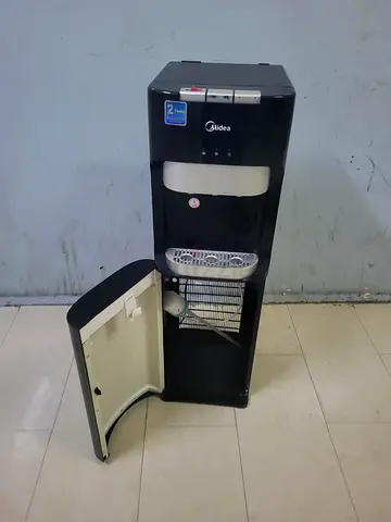 Bottom load water dispenser