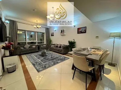 شقة فندقية مفروشة بالكامل + بدون تأمين | غرفتين وصالة مع ستور | برج جديد بالممزر الشارقة | جيم ومسبح | 4-6 دفعات