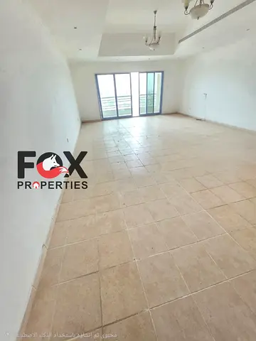 شقة 3 غرف ماستر وصالة للإيجار في الراشدية 3 عجمان، 5 حمامات، غرفة خادمة وغسيل، بلكونة بإطلالة، طابق مرتفع، موقع مميز