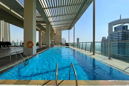 Studio / near metro with car park