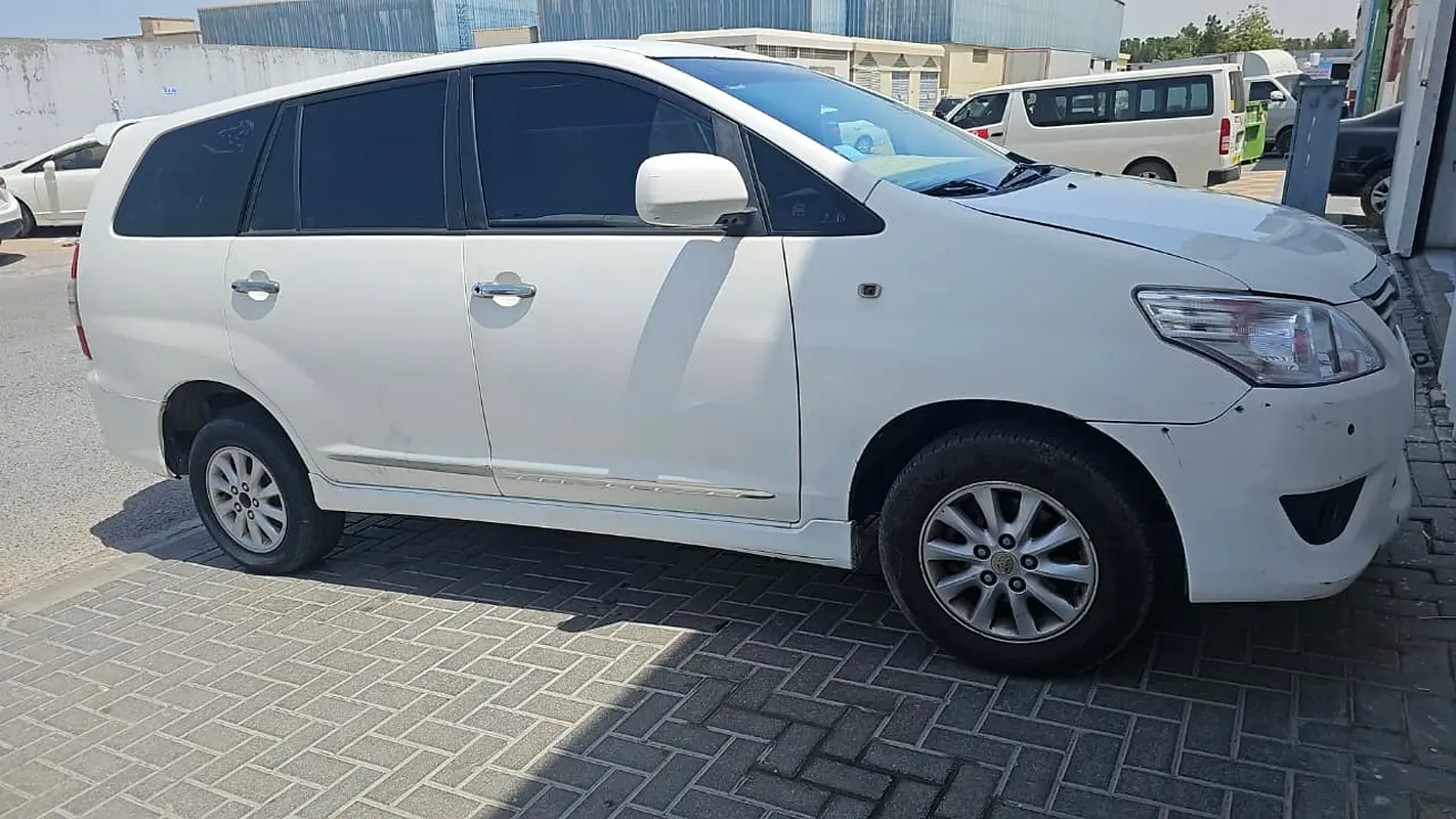 Toyota Innova 2014 — photo 1 of 15