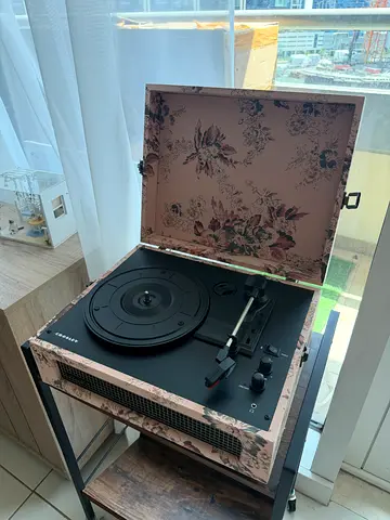 Portable vintage-style suitcase turntable / record player - working condition