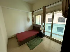 Spacious room + 3 mins walk to insurance market metro