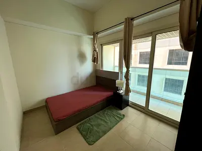 Spacious room + 3 mins walk to insurance market metro