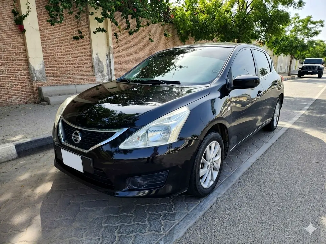 Nissan Tiida 2015 — photo 1 of 5