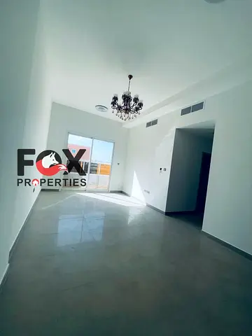 شقة جديدة كلياً للإيجار السنوي. غرفة نوم واحدة وغرفة معيشة، واسعة، موقع مميز، سعر مغرٍ. قريبة من جميع الخدمات، بجوار سفير مول.