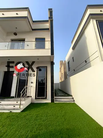 فيلا فاخرة في منطقة الحليو 2، موقع مميز وهادئ مناسب للسكن العائلي، قريب من جميع الخدمات الأساسية مثل المدارس والأسواق والمطاعم، مع سهولة الوصول إلى ال