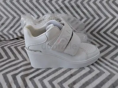 DKNY Sneakers