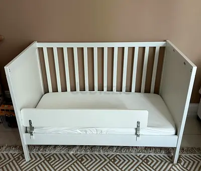 White Wooden Baby Crib / Toddler Bed with Mattress - Good Condition