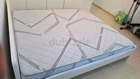 King size (180x200) mattress in new good condition for sale