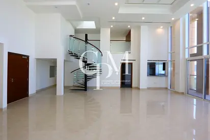 دوبلكس فاخر 5 غرف نوم | إطلالة بحرية كاملة | جاهز للسكن في مايو