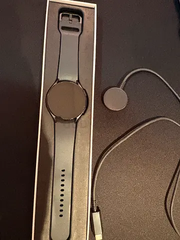 Samsung Galaxy 5 - 44mm smartwatch with charger - excellent condition