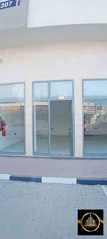 محلات تجارية واسعة للإيجار السنوي في الكرامة موقع مميز قرب الكورنيش والنخيل 60 ألف 4 دفعات