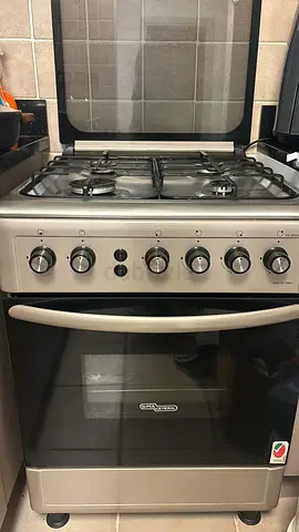 DeLonghi freestanding gas cooker with oven - good working condition
