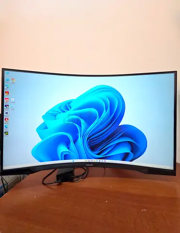 Samsung Odyssey G5 32 QHD 144Hz monitor with Table Arm