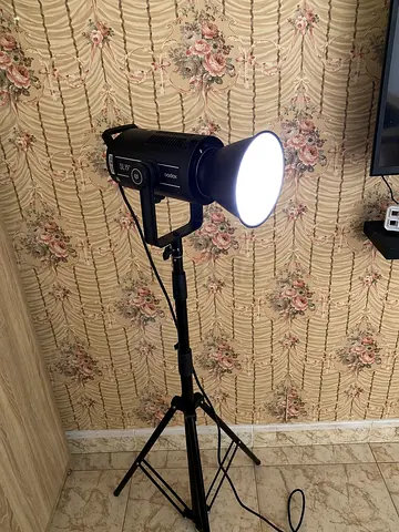 Professional Photography Light Godox SL150II + Stand – Excellent Condition