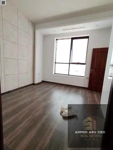 اجمل وارقي شقه باحدث التشطيبات الحديثه-تتكون من غرفه بخزائن حائط-وارضيه بركيه وحمام بتشطيب حديث وعصري-صاله بتشطيب حديث وعصري وحديث صيانه مجانيه