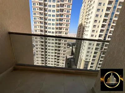 استوديو أول ساكن بإطلالة مفتوحة وبلكونة
