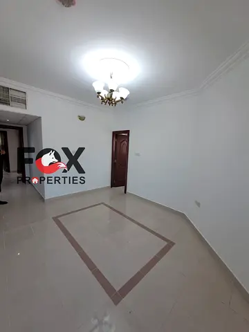 شقة غرفتين وصالة للايجار السنوي بمنطقة الرميلة تتميز ببلكونة واطلالة بحرية وتهوية ممتازة قريبة من فندق رمادا الكورنيش - قريب من جمع الاسواق والخدمات -