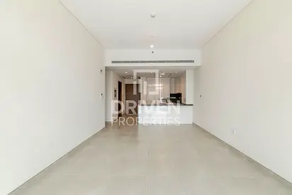 Spacious and Modern Unit with 12 Cheques