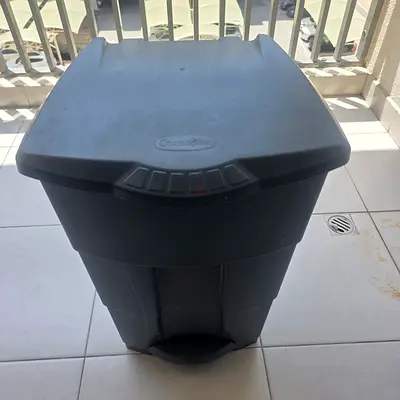 Garbage bin
