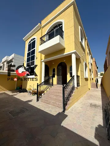 للبيع فيلا مميزة في منطقة الروضة 2 بعجمان، موقع استراتيجي قريب من شارع الشيخ عمار، مما يوفر سهولة الوصول إلى مختلف مناطق الإمارة والخدمات الحيوية، لتك