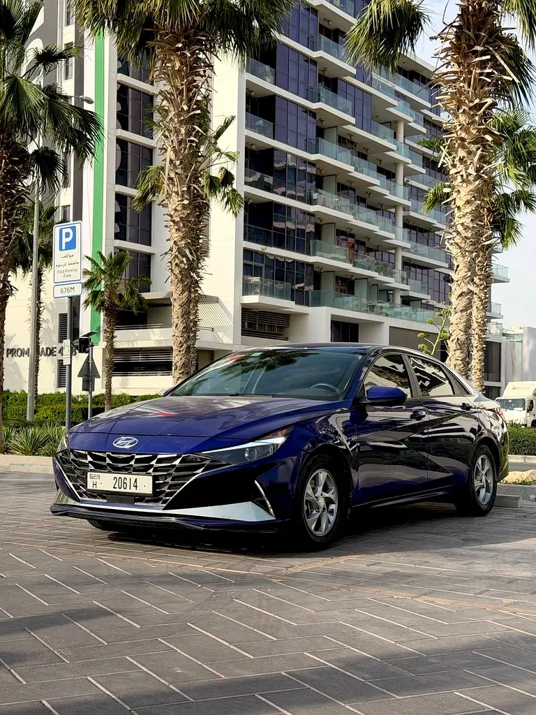 Hyundai Elantra 2021 — photo 1 of 9