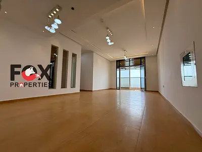 شقة 3 غرف وصالة للإيجار في النعيمية 3 بتشطيب فندقي فاخر مع بلكونة وباركينج مجاني، بسعر 65,000 درهم سنوياً على 4 دفعات.