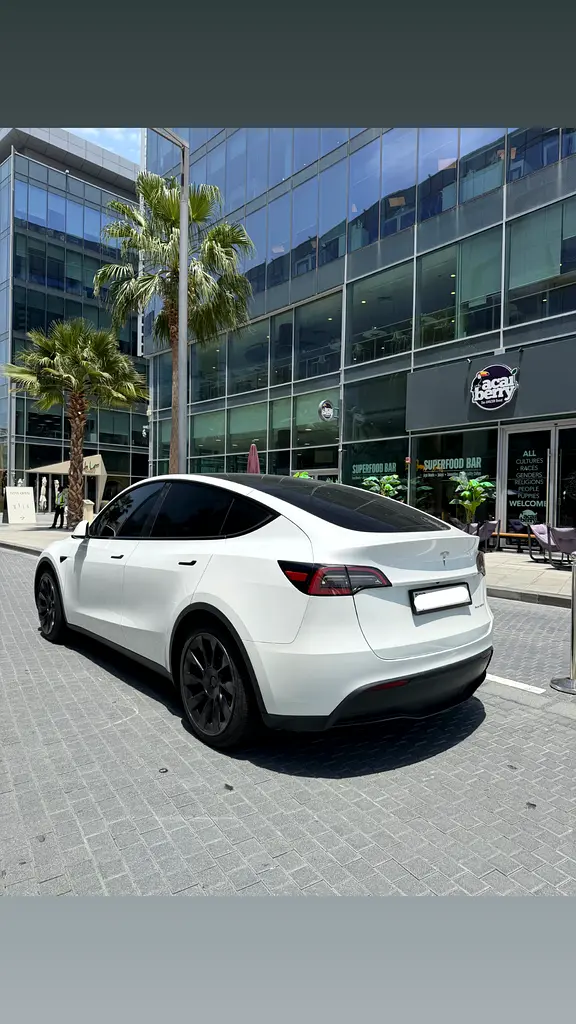 Tesla Model Y 2023 — photo 1 of 9