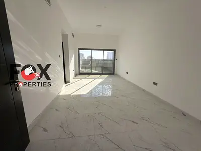 أكبر غرفة وصالة للإيجار السنوي في الجرف 3، بناية جديدة أول ساكن مع شهر مجاني، 2 حمام وبلكونة وخزائن حائط، بسعر 33,000 درهم.