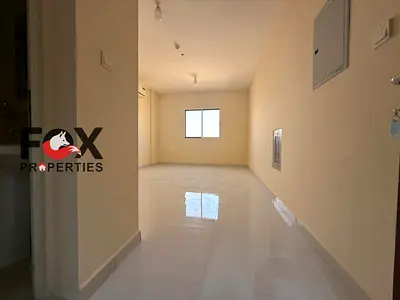 للإيجار غرفة وصالة بالجرف 3 مناسبة للموظفين، ماستر، 2 حمام وبلكونة، 35,000 على 4 دفعات، تأمين شيك، موقع مميز.