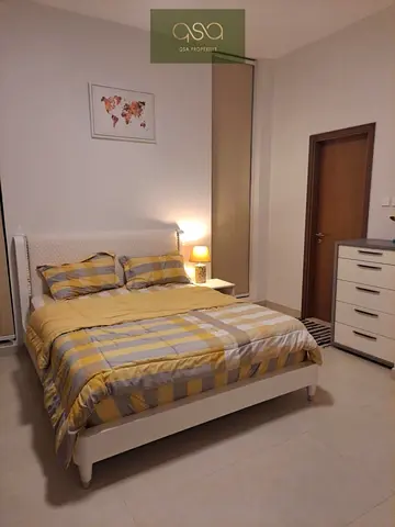 شقة جديدة كلياً | شقة واسعة بغرفتي نوم وصالة للإيجار مع موقف سيارات | صالة رياضية مجانية | مسبح مجاني في مجمع أزها جاردن السكني