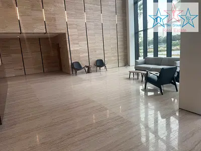 شقة واسعة بغرفة نوم واحدة بالقرب من وسط المدينة بإطلالة مفتوحة وجاهزة للسكن