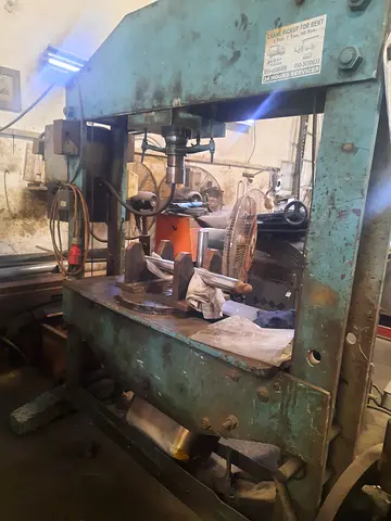 Hydraulic pressure press.