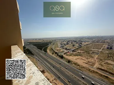 للايجار السنوى شقة بسعر لا يُعوّض بموقع متميز بالقرب من شارع الشيخ محمد بن زايد جاهزة للسكن بإطلالة مفتوحة على المدينة