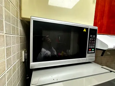 Used countertop microwave oven - good working condition