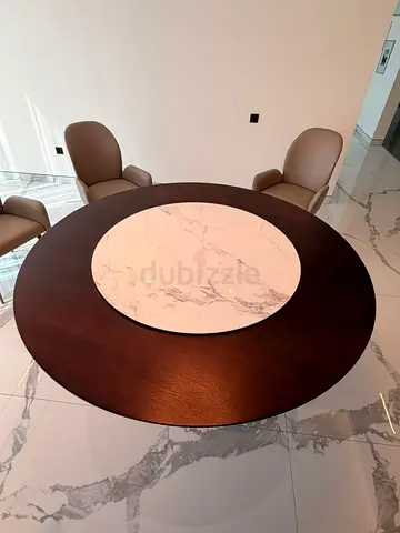 Selling this beautiful Al Huzaifa “Brooklyn” dining table