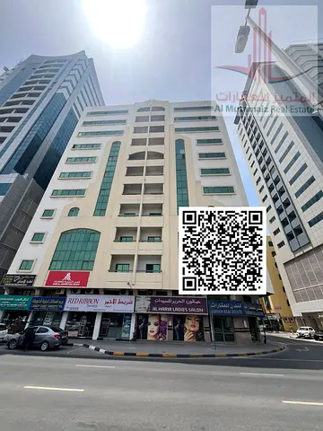 غرفة وصالة و حمام وبلكونة ويوجد غاز طبيعي داخل الشقة البناية علي الشارع الرائيسي شارع الشيخ صقر بن خالد القاسمي