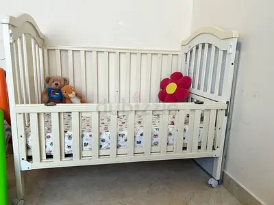 White Wooden Baby Crib (Convertible) in Good Condition