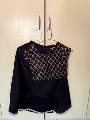 Black long-sleeve tunic with patterned yoke and lace trim - size 6-7