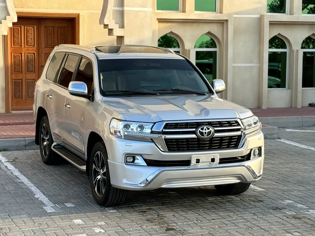 Toyota Land Cruiser 2021 — photo 1 of 17