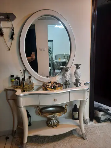 unique  and simple console  table with mirror
