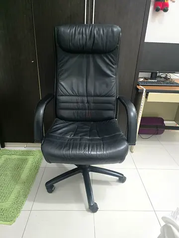 Black Leather High-Back Office Chair with Armrests and Wheels
